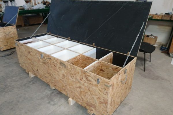 Caisse multi compartiments pour transport d’œuvres d'art fragiles.