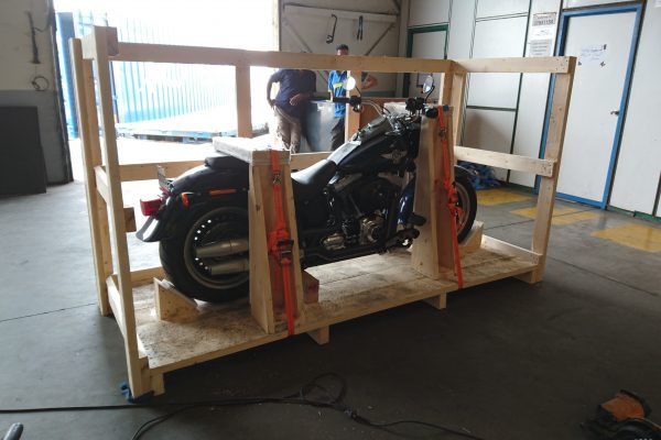 Caisse spécifique pour transport à l'international d'une moto. Calages et fixations intérieures.