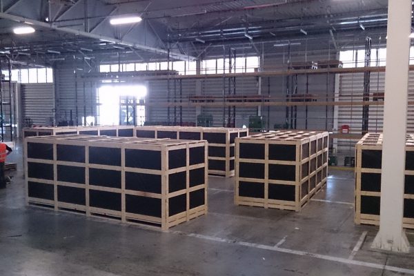 Caisse Claire-Voie plastifiée pour transport de châssis en blanc de voitures